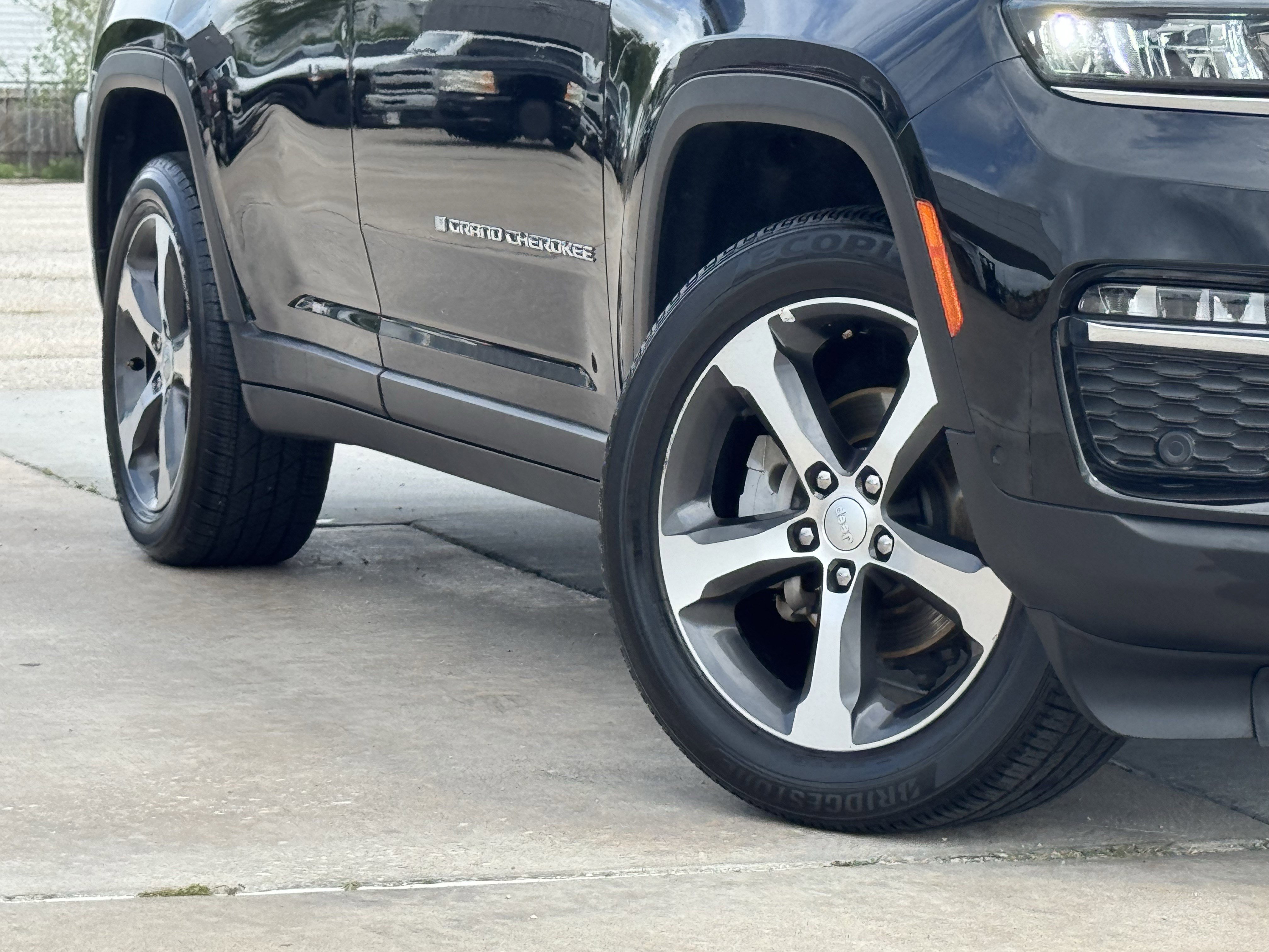 Used 2023 Jeep Grand Cherokee Limited w/ Luxury Tech Group II image 12