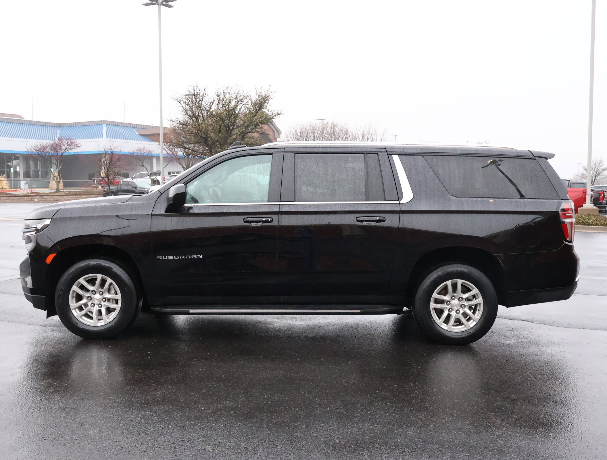 Used 2024 Chevrolet Suburban LT image 32