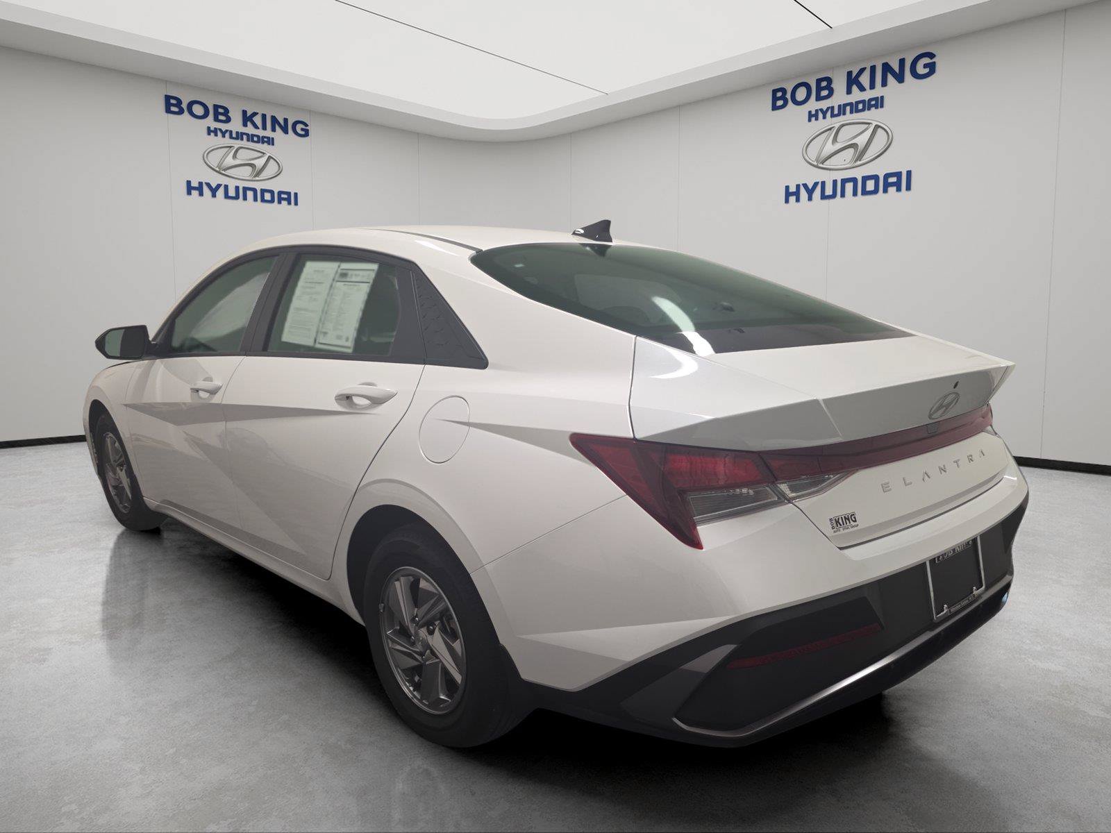 Used 2026 Hyundai Elantra SE FWD image 3