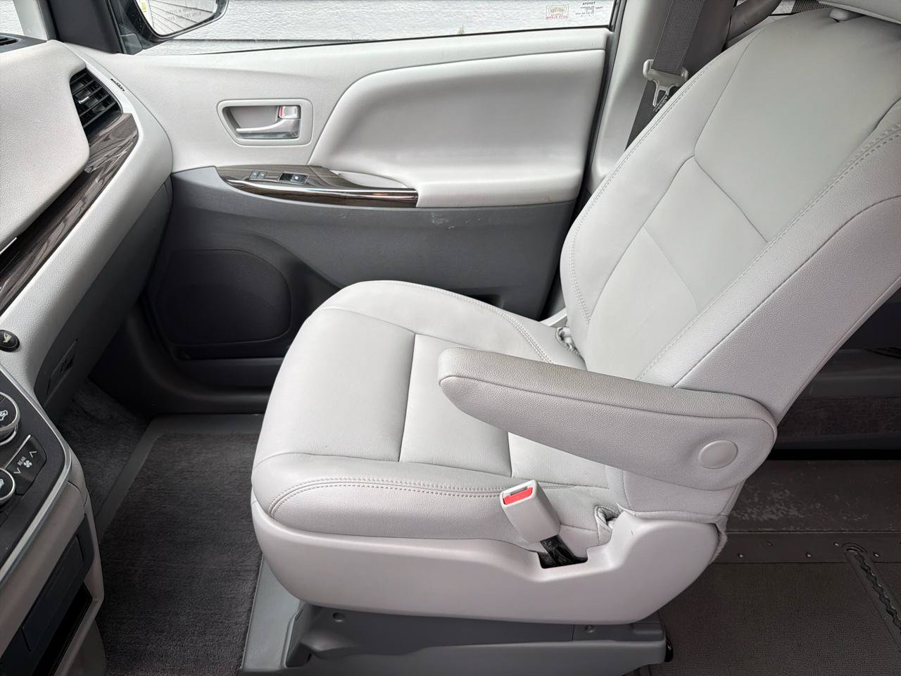 Used 2017 Toyota Sienna XLE FWD image 22