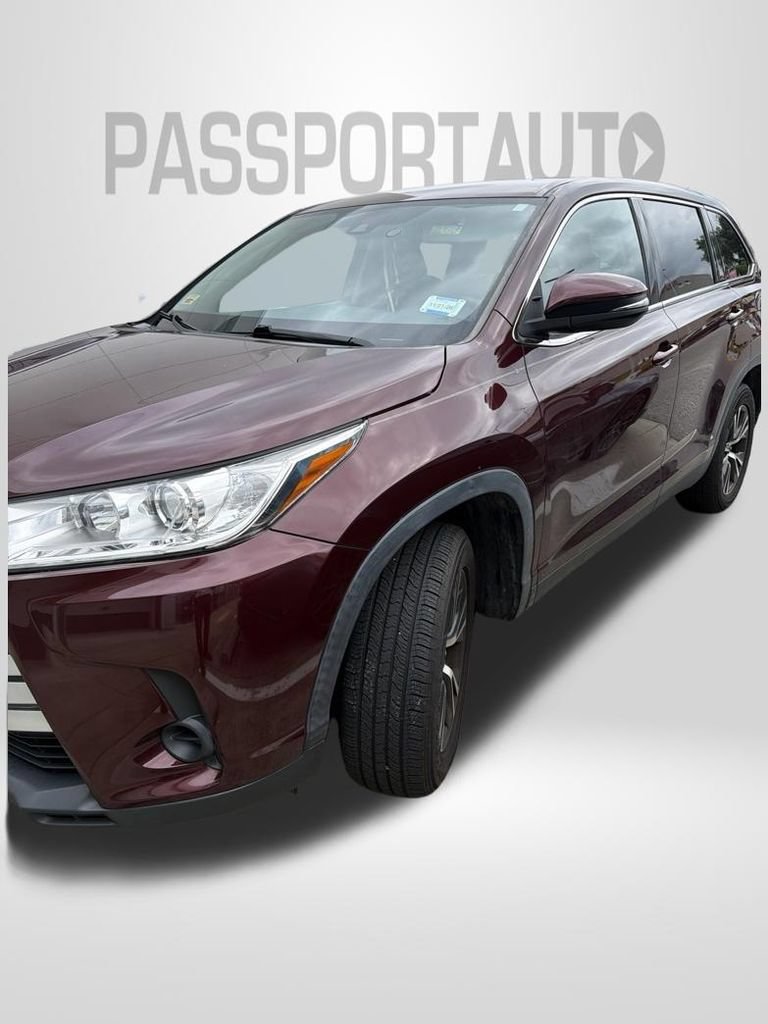Used 2019 Toyota Highlander LE FWD image 1