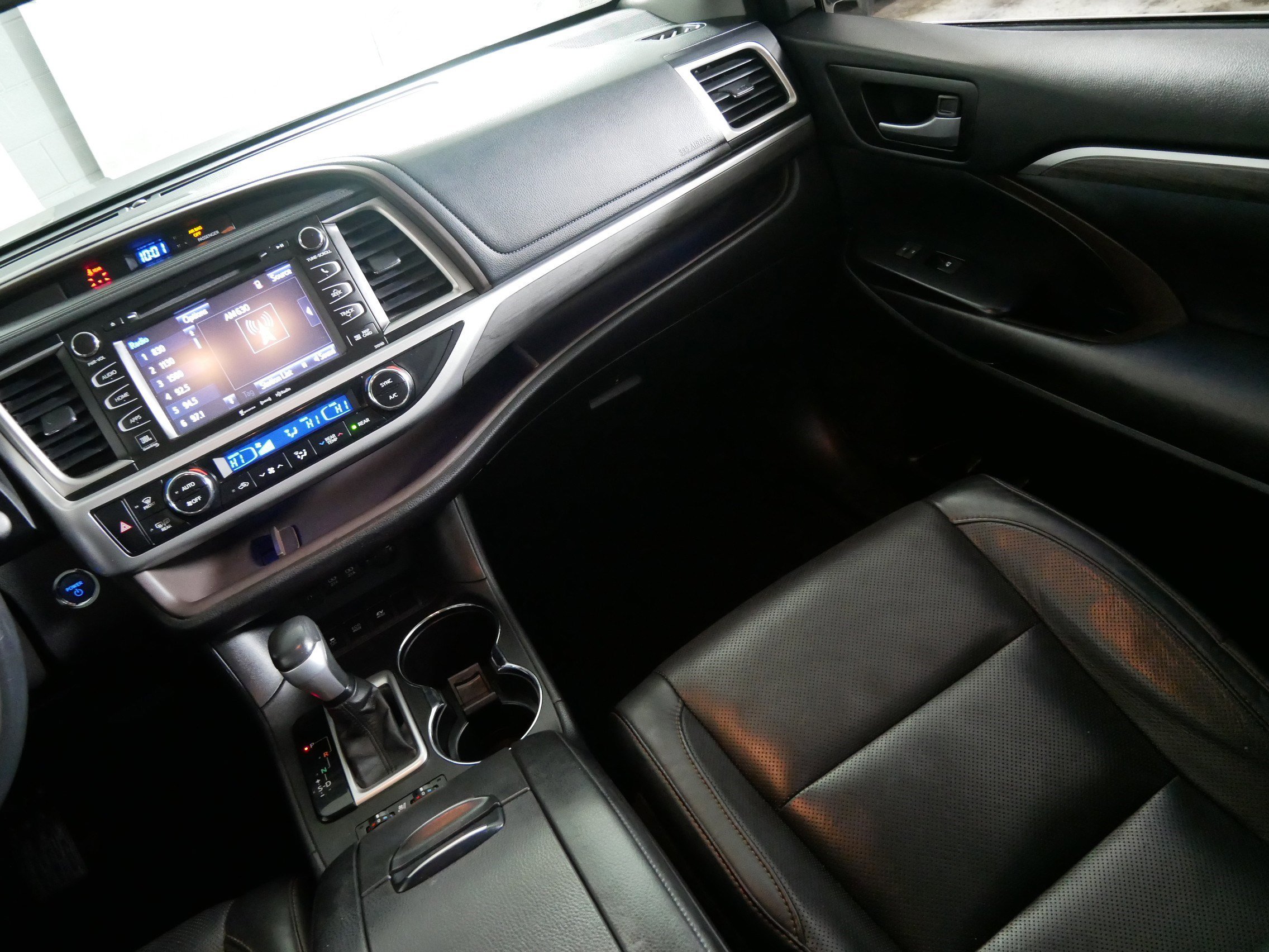 Used 2017 Toyota Highlander Limited AWD/4WD image 11