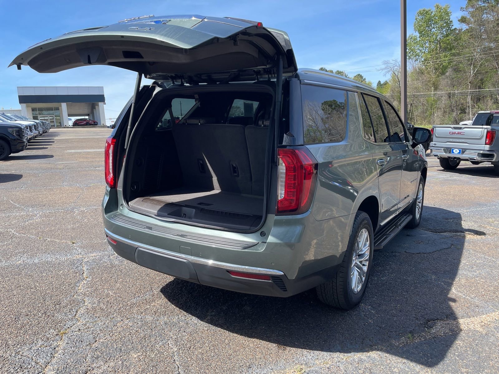 Used 2024 GMC Yukon SLT w/ SLT Luxury Package image 32