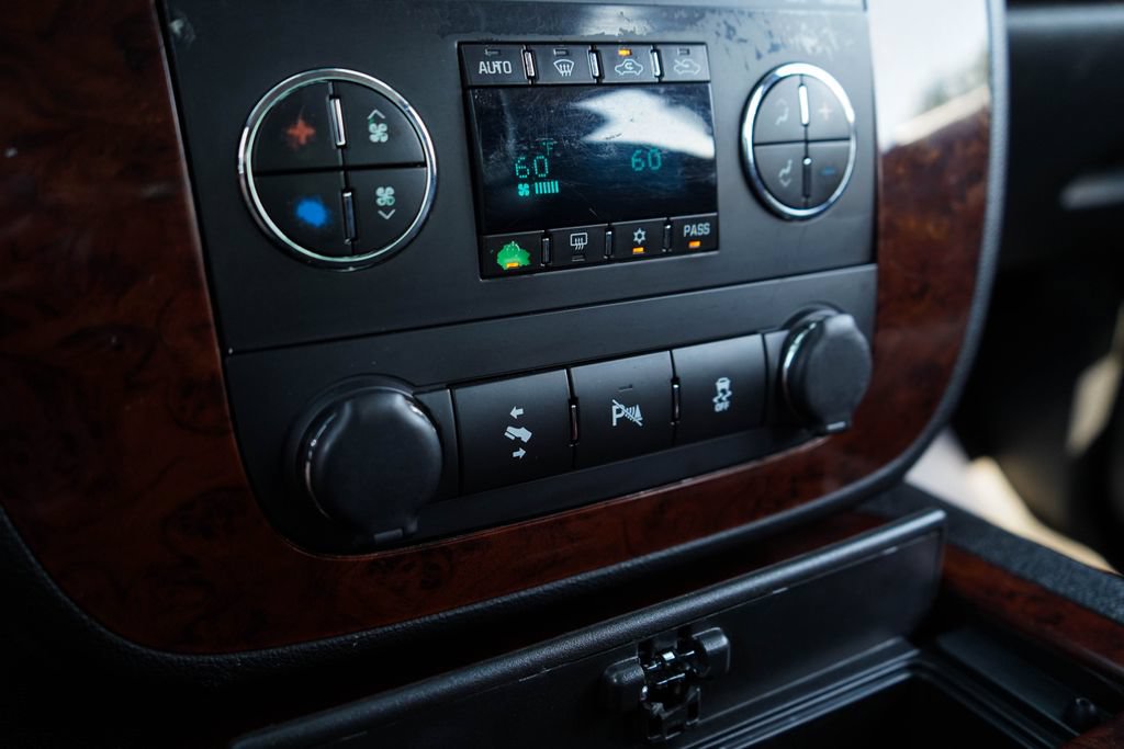 Used 2013 Chevrolet Avalanche LTZ RWD image 27