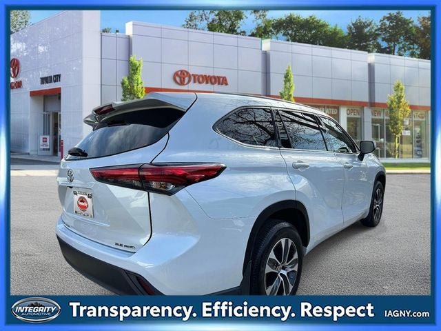Used 2022 Toyota Highlander XLE AWD/4WD image 2