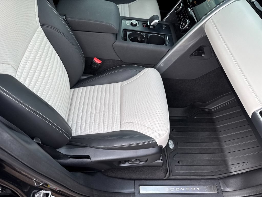 Used 2025 Land Rover Discovery S AWD/4WD image 28
