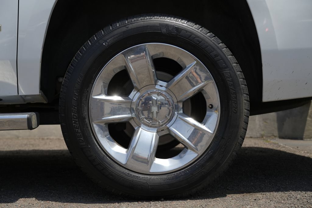 Used 2018 Chevrolet Suburban LT w/ LT Signature Package RWD image 14