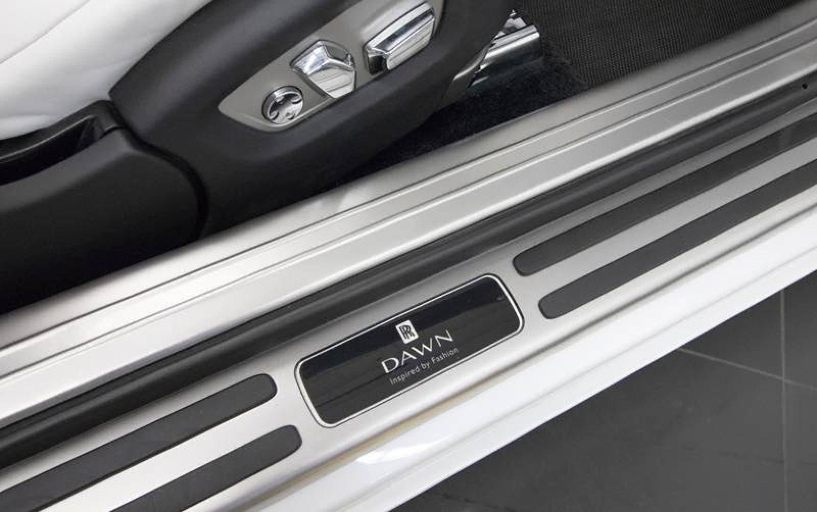 Used 2017 Rolls-Royce Dawn image 54
