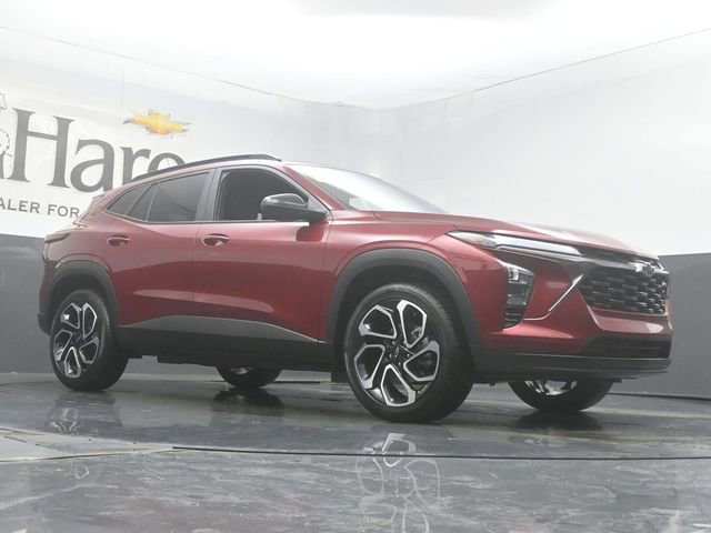 Used 2025 Chevrolet Trax RS FWD image 2