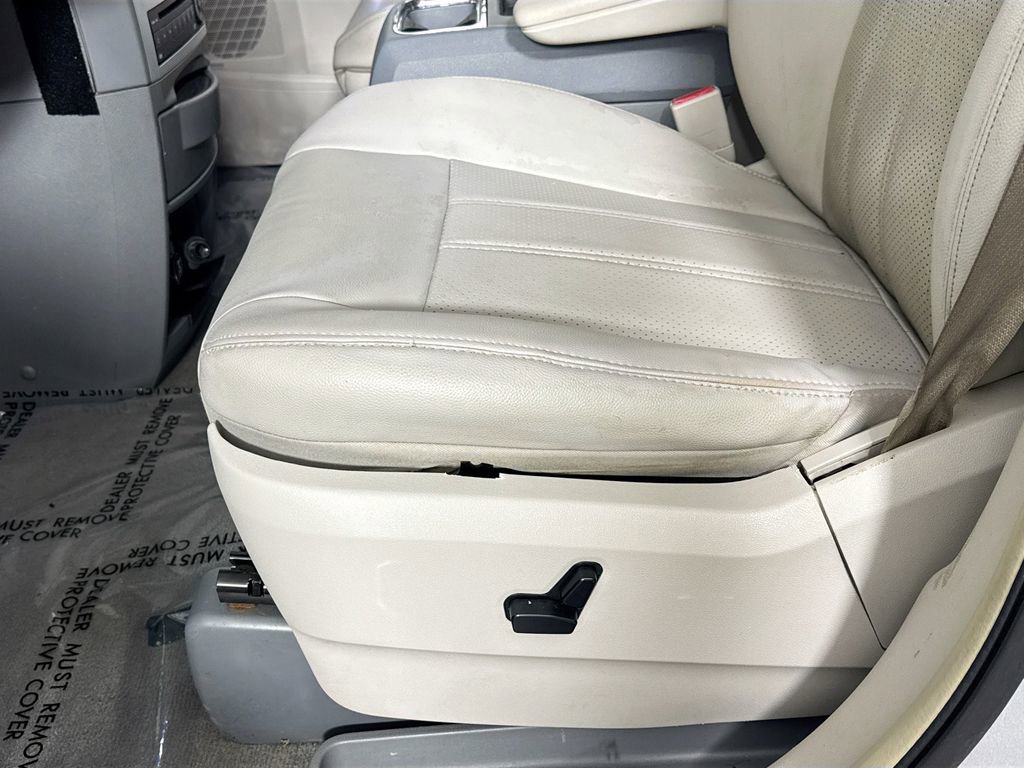 Used 2009 Chrysler Town & Country Touring image 20
