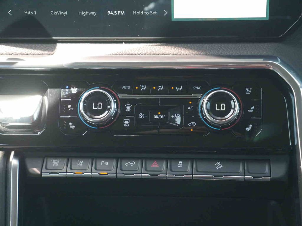 Used 2024 GMC Sierra 3500 Denali w/ Technology Package AWD/4WD image 8