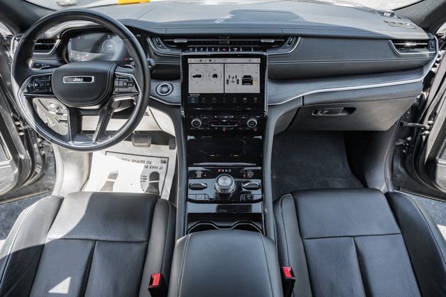 Used 2022 Jeep Grand Cherokee Overland w/ Luxury Tech Group IV image 3