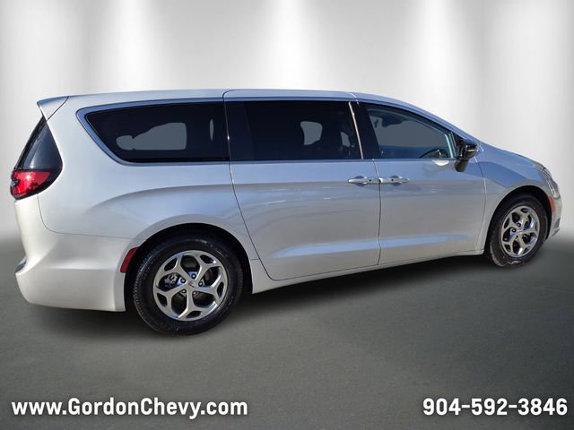 Used 2024 Chrysler Pacifica Limited image 6