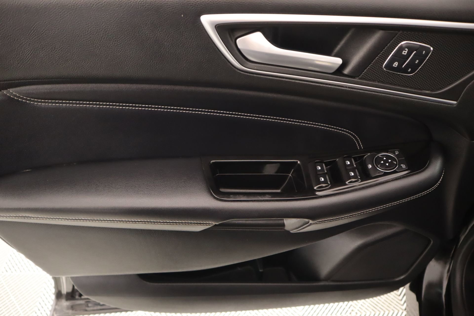 Used 2015 Ford Edge Titanium w/ Technology Package image 16