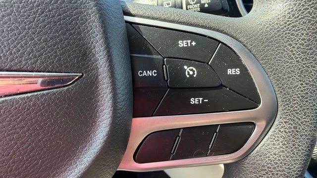 Used 2017 Chrysler Pacifica Touring Plus w/ Tire & Wheel Group FWD image 25