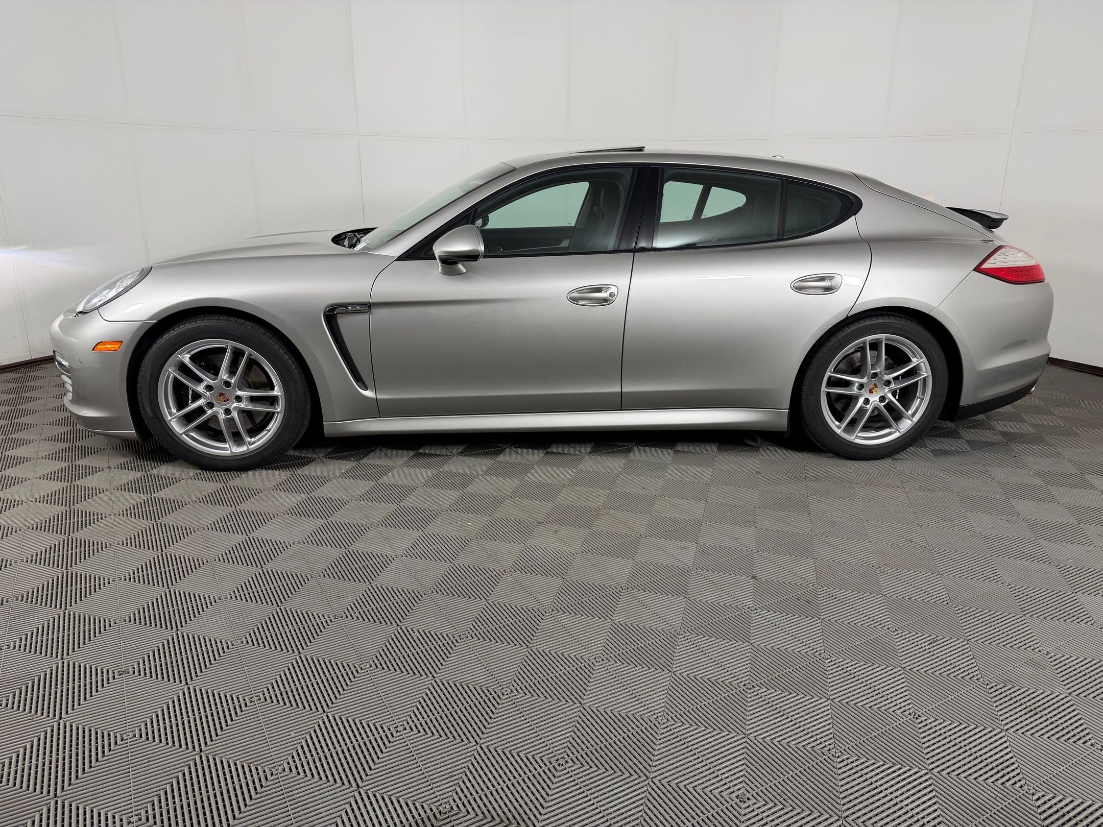 Used 2012 Porsche Panamera 4 image 2