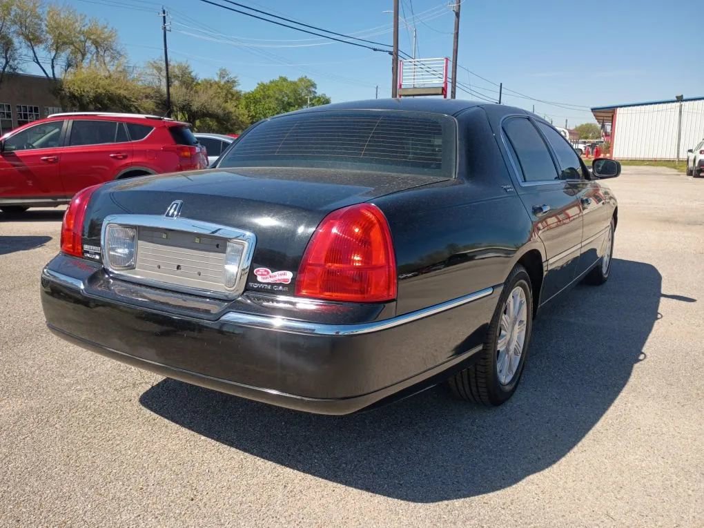 Used 2011 Lincoln Town Car Signature Limited image 5