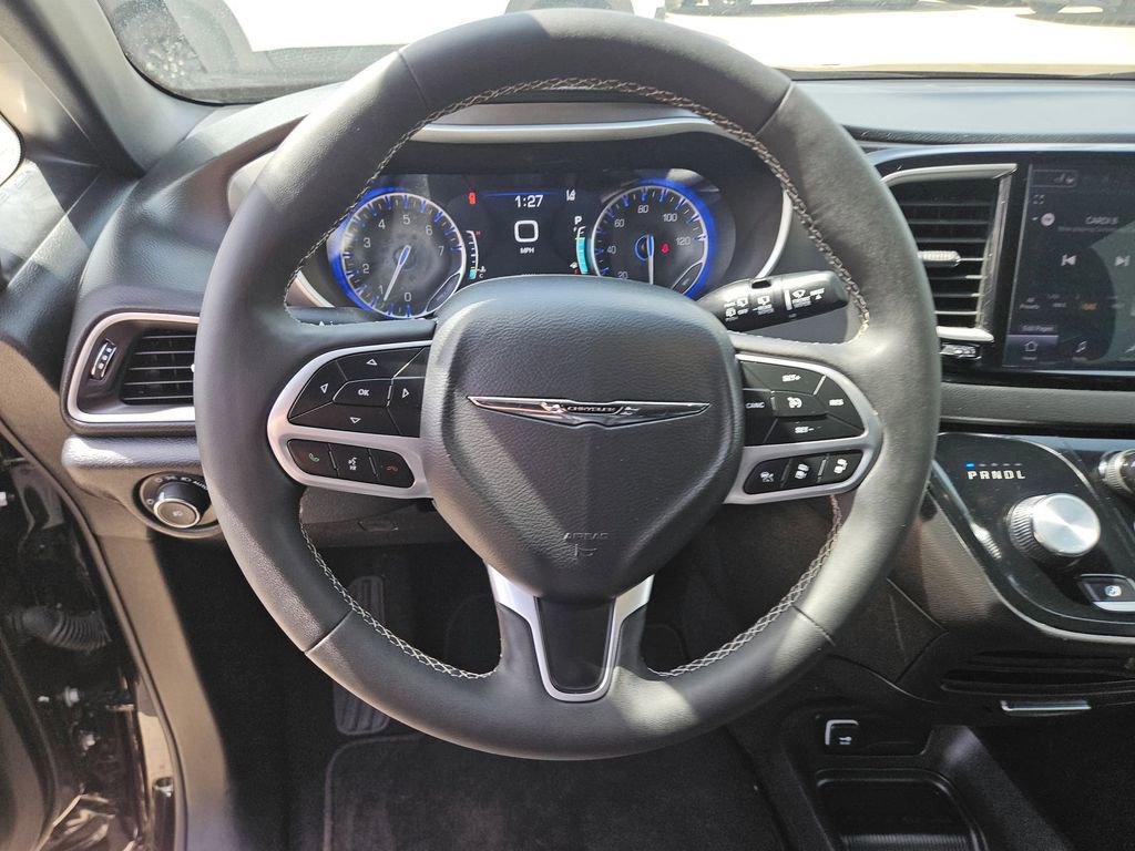 Used 2025 Chrysler Pacifica Select image 18