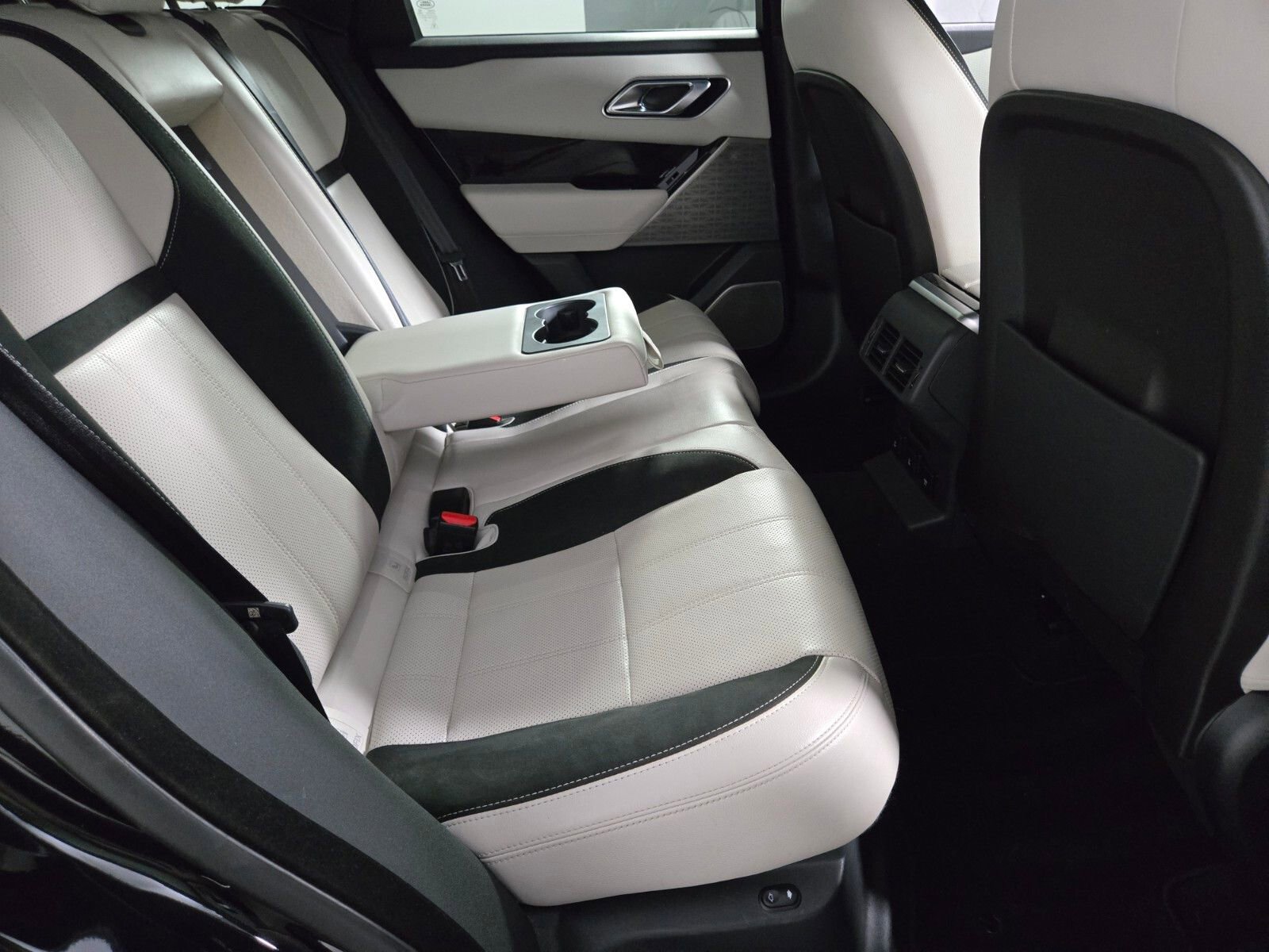 Used 2019 Land Rover Range Rover Velar R-Dynamic SE AWD/4WD image 18