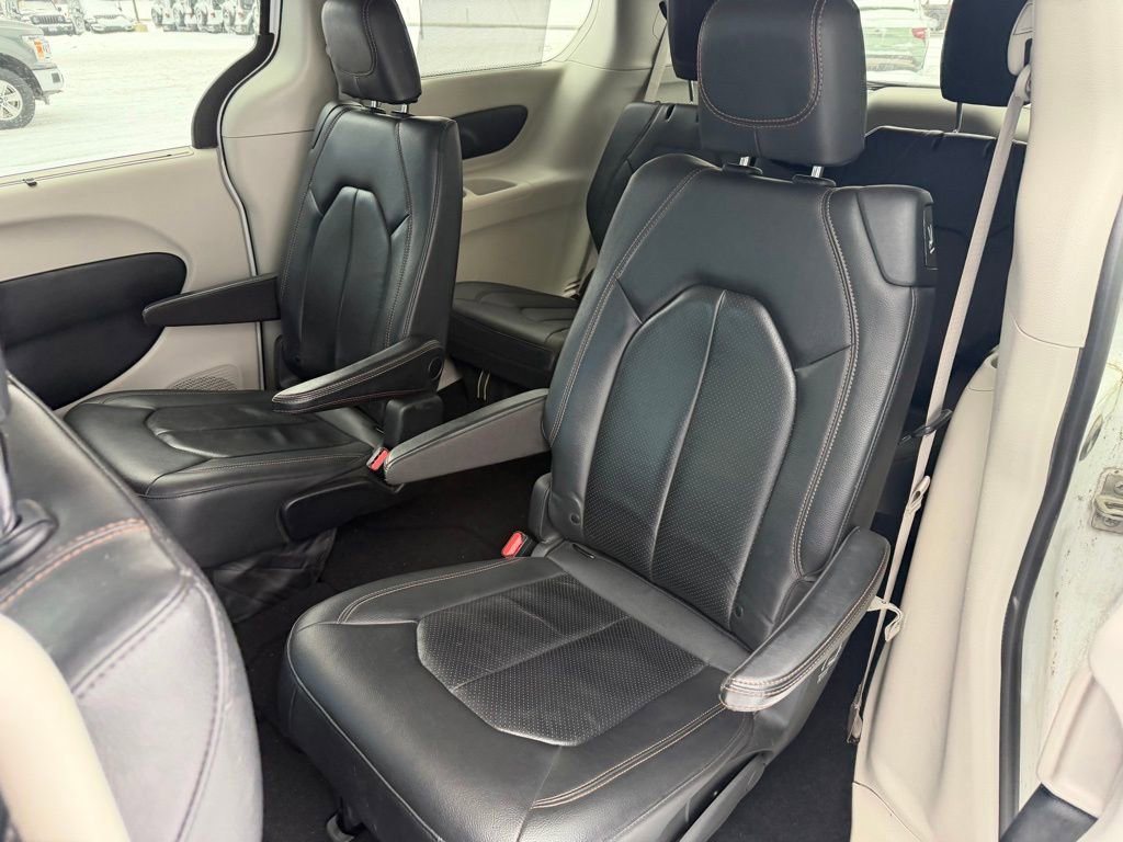 Used 2020 Chrysler Pacifica Touring-L image 9