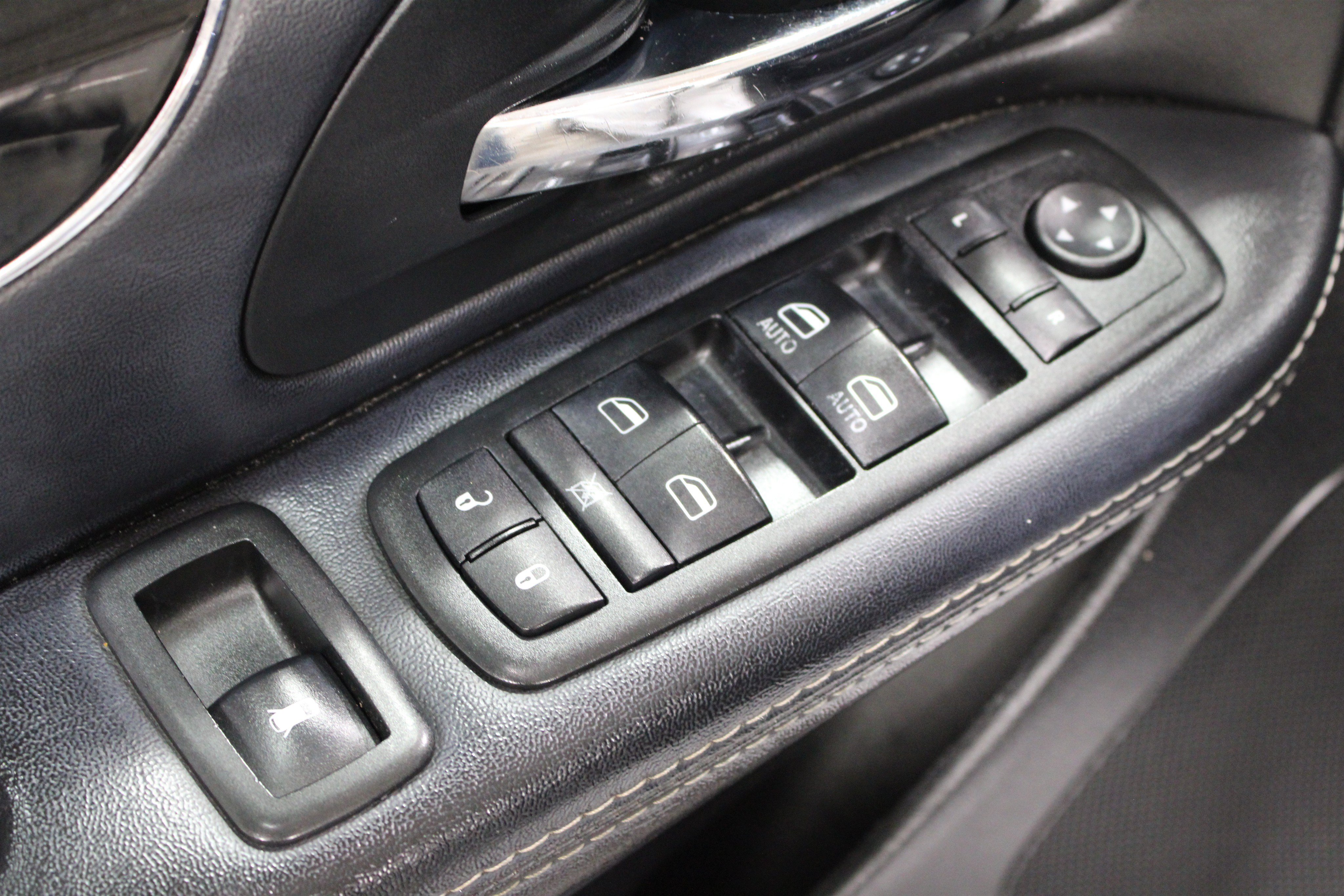 Used 2014 Chrysler Town & Country S FWD image 7
