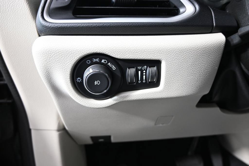 Used 2022 Chrysler Pacifica Touring-L FWD image 24