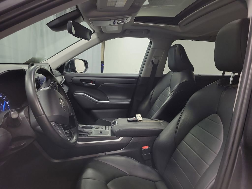 Used 2021 Toyota Highlander XLE image 12