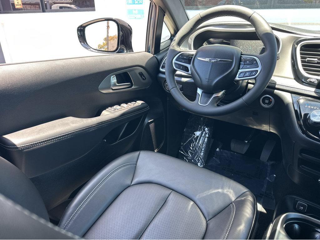 Used 2025 Chrysler Pacifica Select FWD image 19