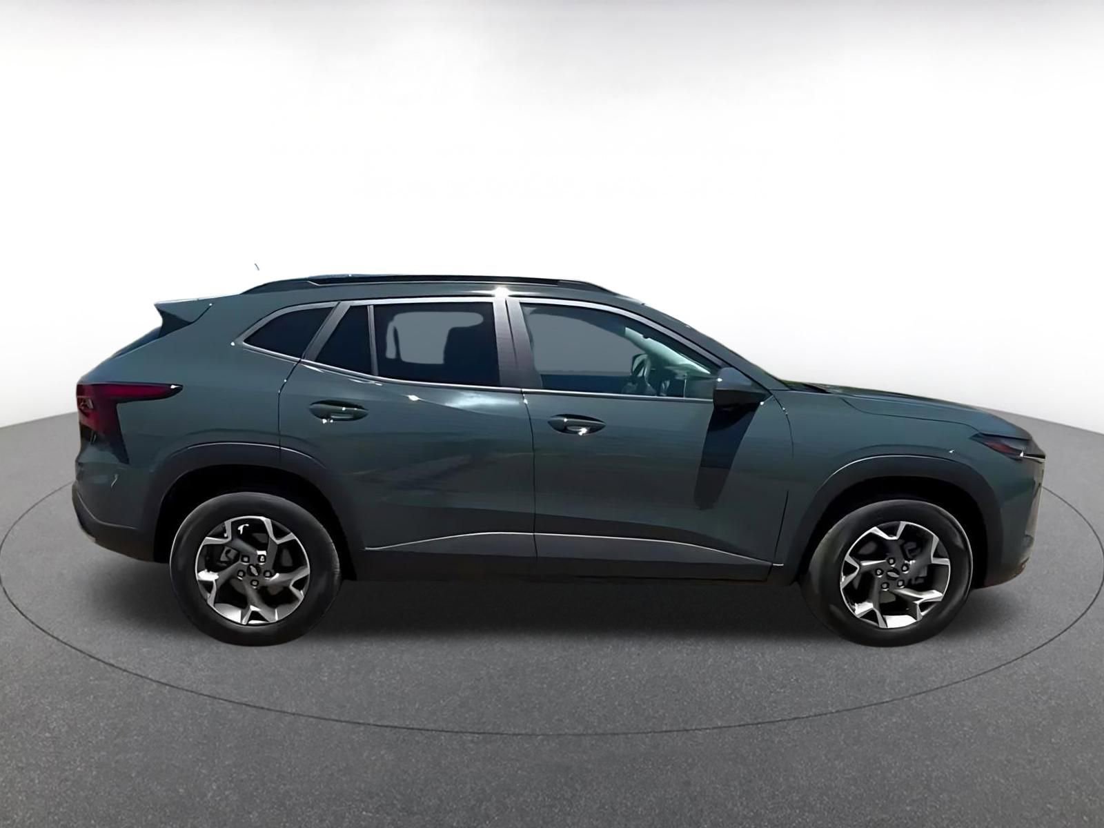 Used 2025 Chevrolet Trax LT FWD image 16