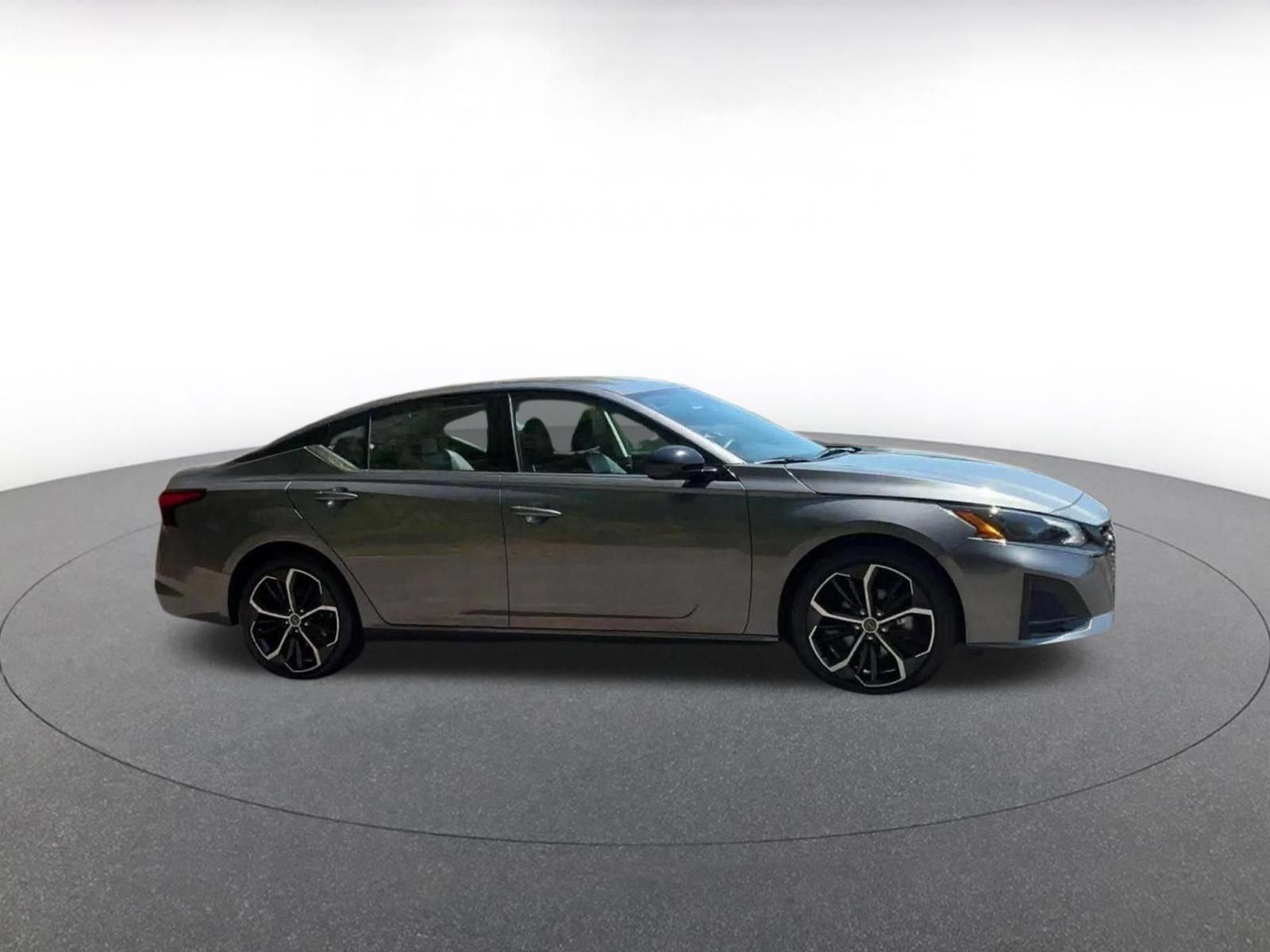 Used 2025 Nissan Altima 2.5 SR FWD image 3