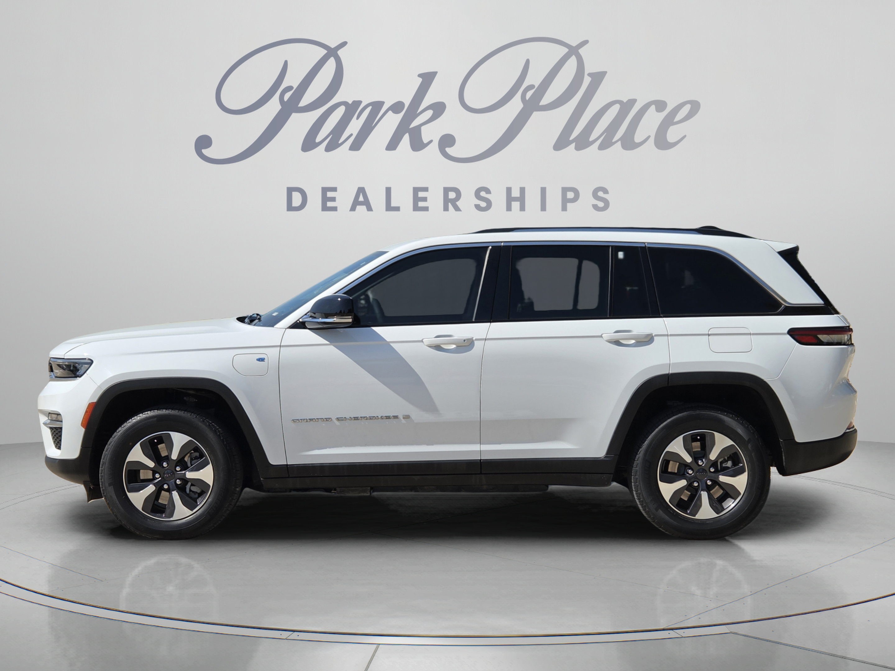 Used 2022 Jeep Grand Cherokee Limited 4xe AWD/4WD image 2