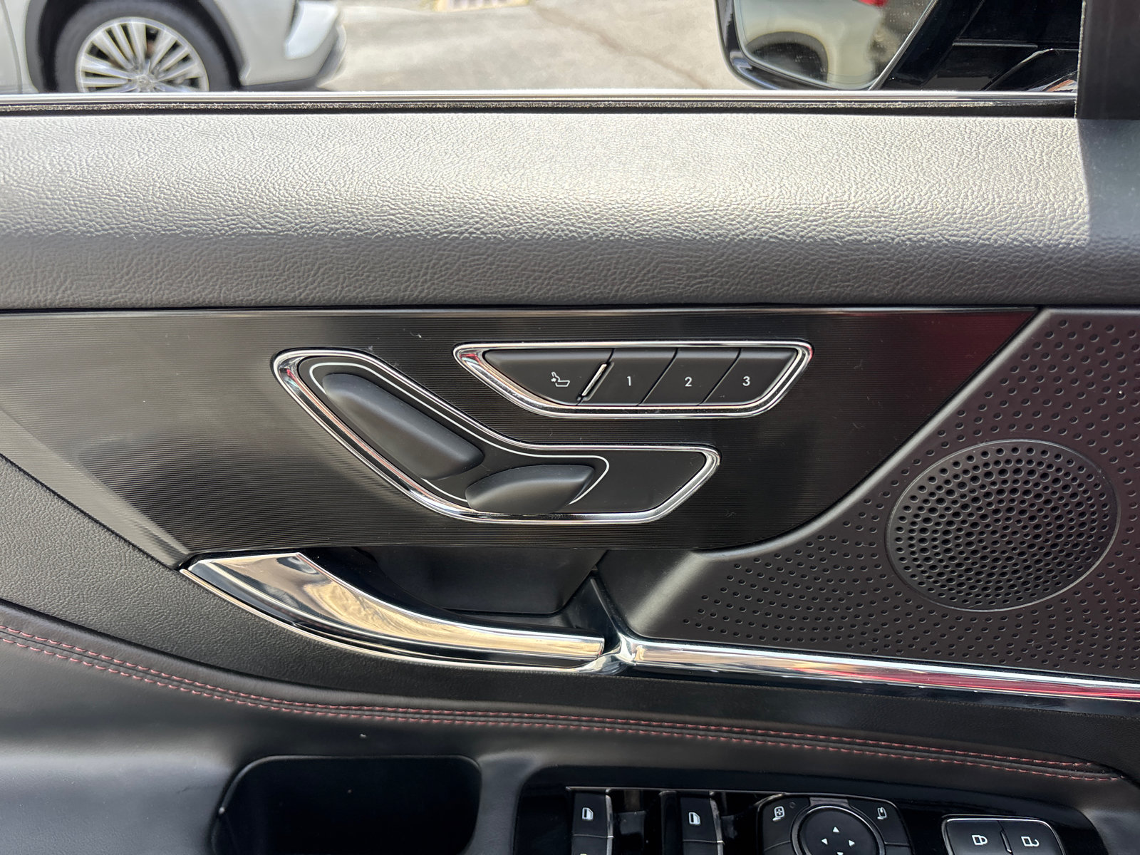 Certified 2025 Lincoln Corsair Reserve AWD/4WD image 12