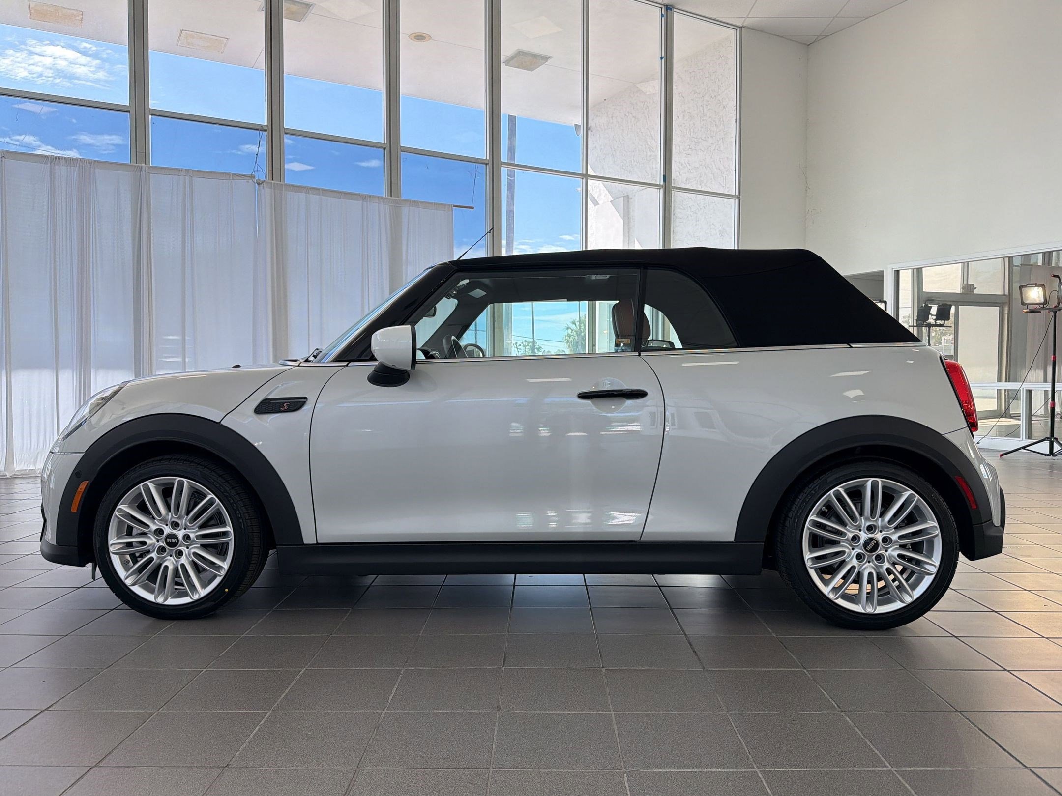 Used 2022 MINI Cooper S w/ Driver Assistance Package FWD image 2