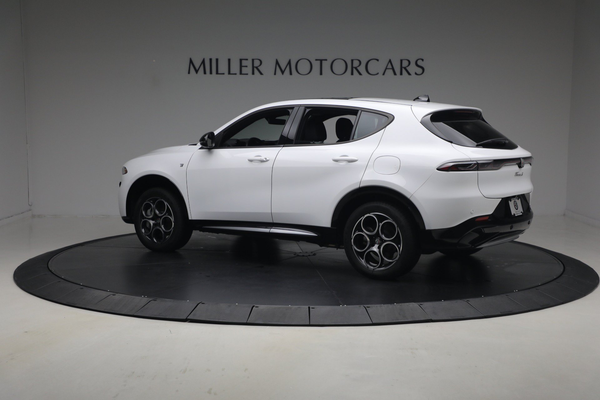 Used 2024 Alfa Romeo Tonale Ti w/ Premium Interior Package AWD/4WD image 3