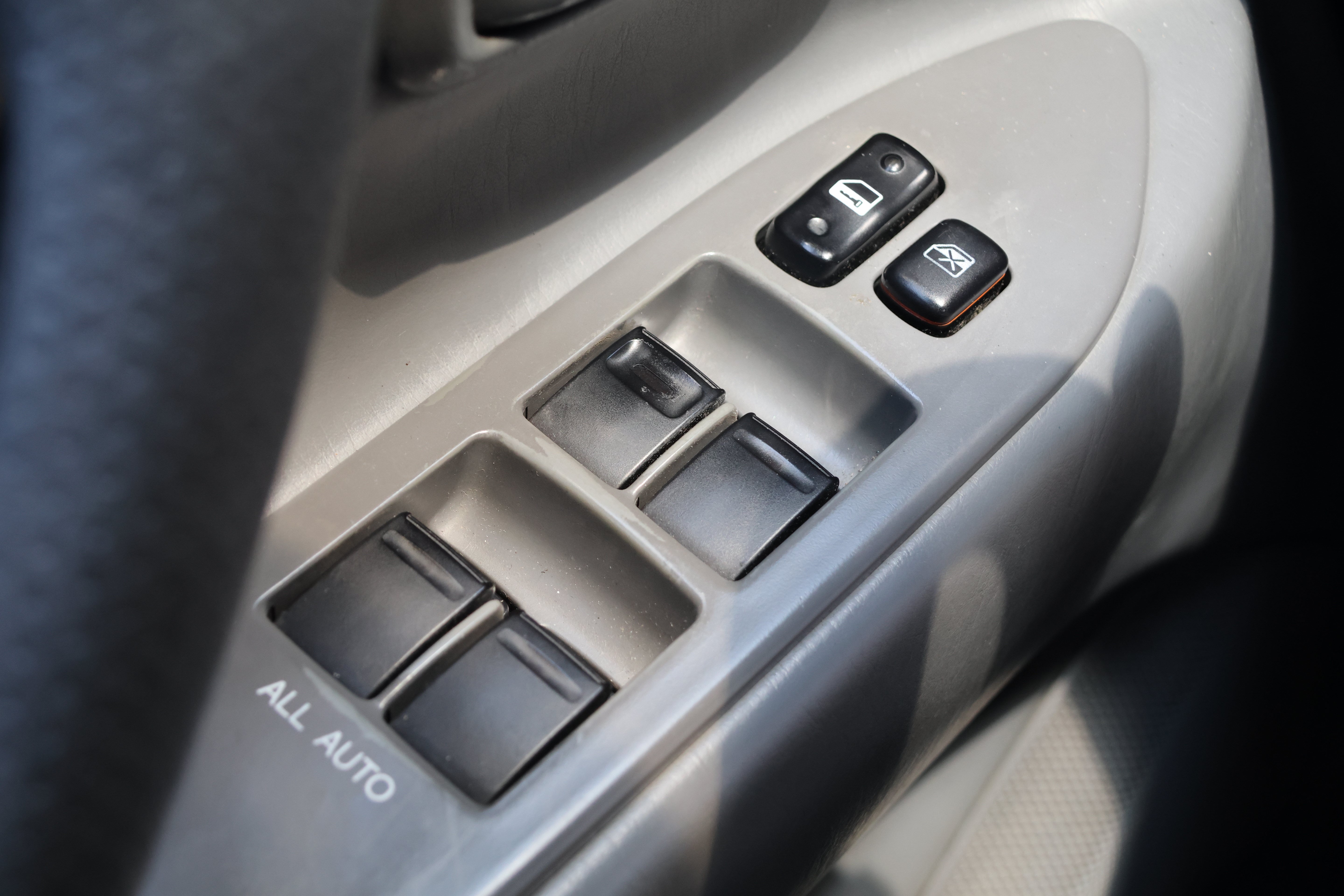 Used 2001 Toyota Land Cruiser AWD/4WD image 14