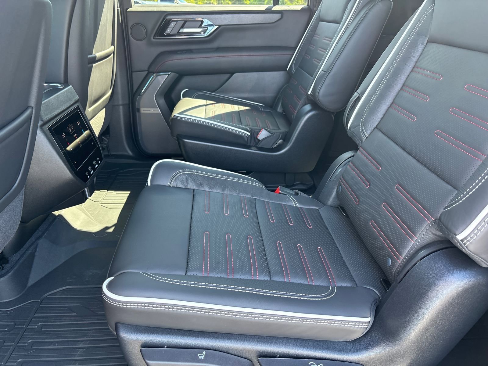 New 2026 GMC Yukon XL AT4 Ultimate w/ LPO, Illumination Package image 26