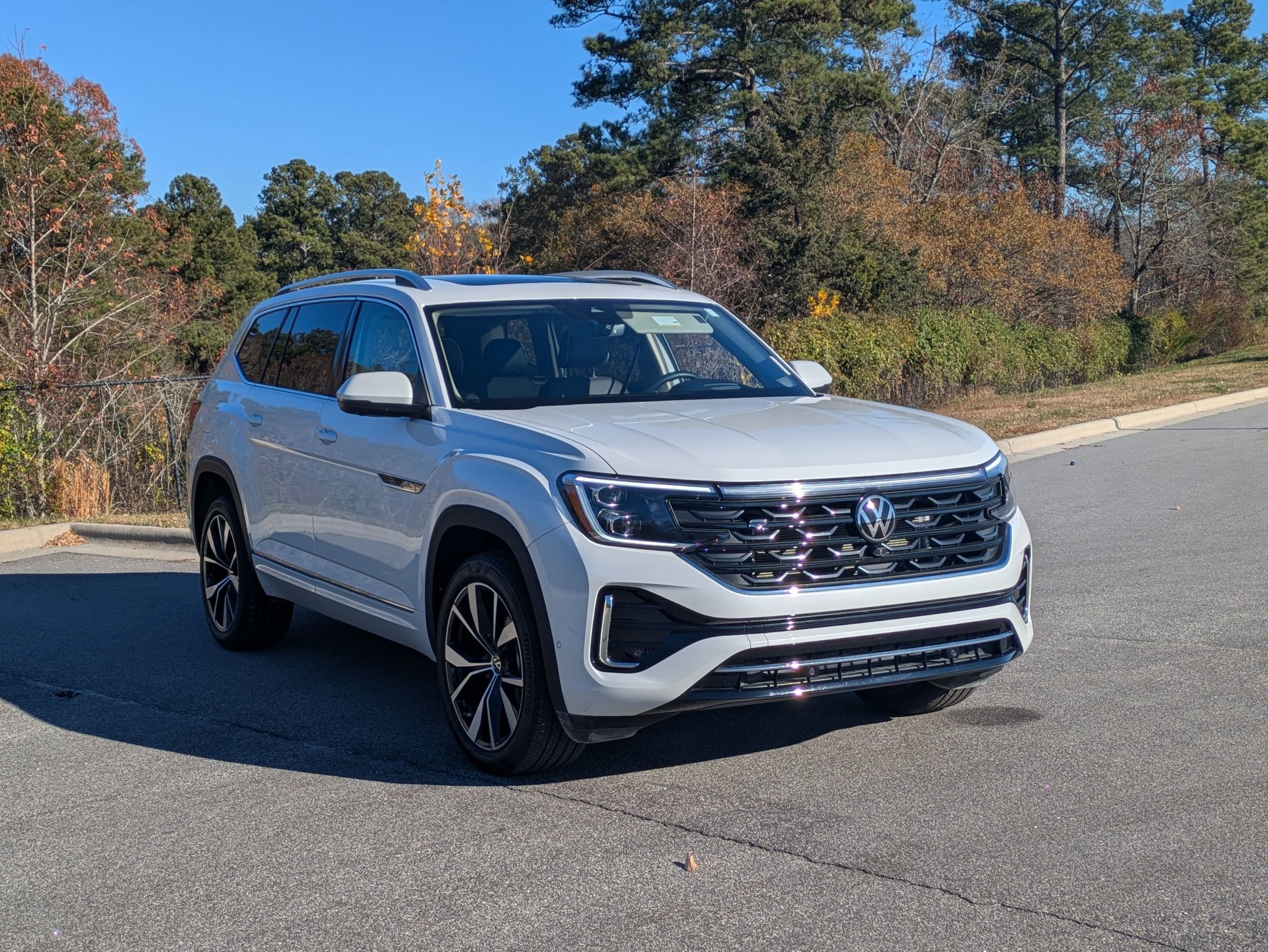 Used 2024 Volkswagen Atlas SEL Premium R-Line image 3