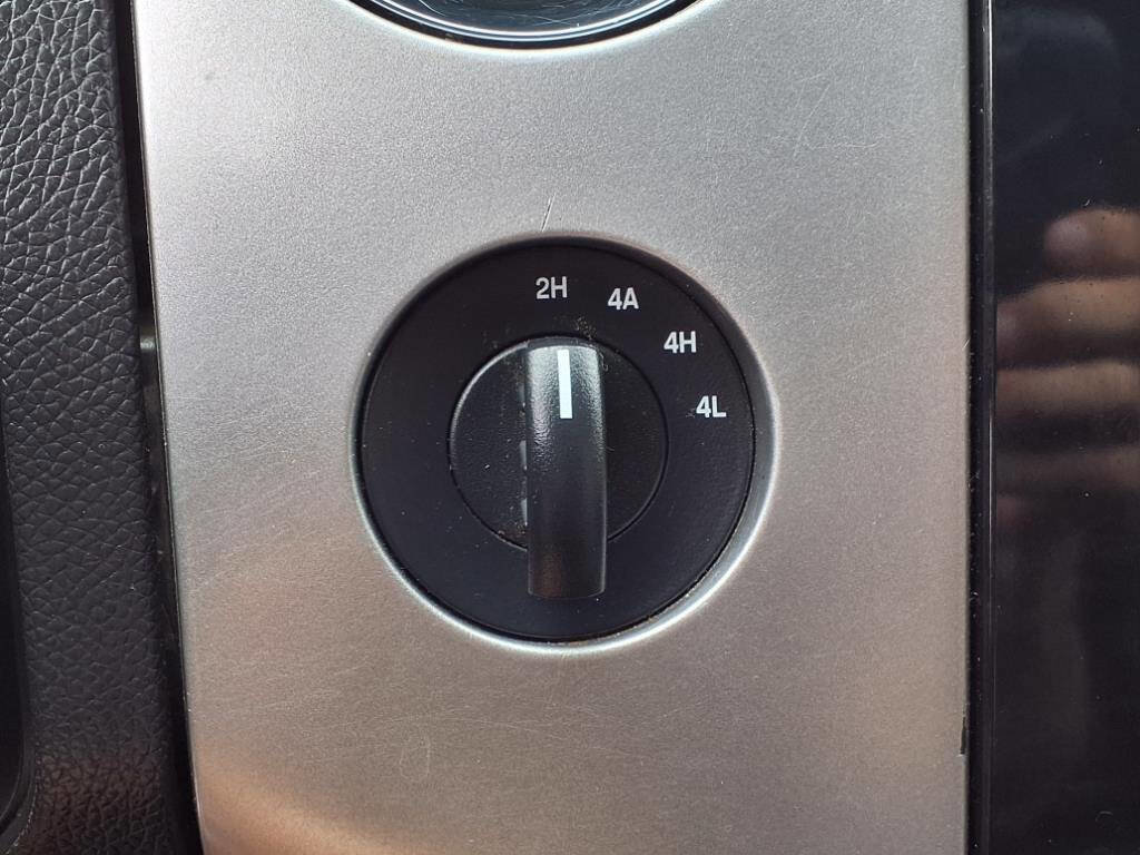 Used 2013 Ford Expedition Limited image 23