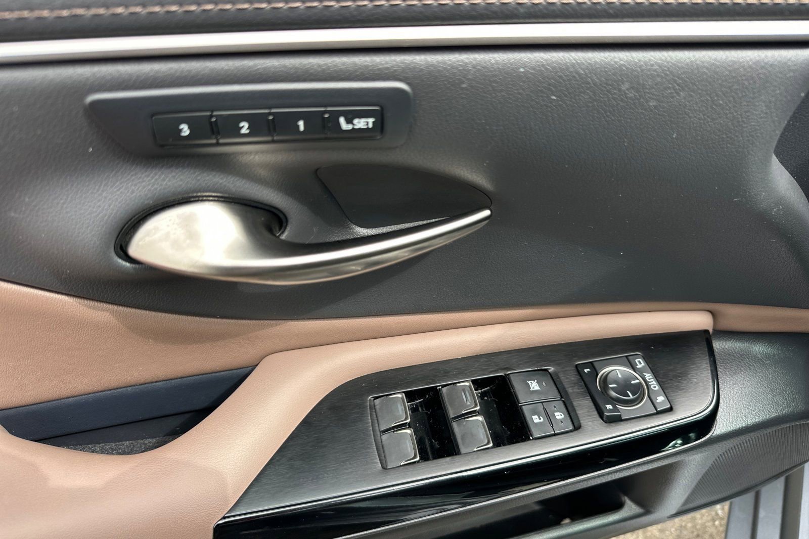 Used 2025 Lexus ES 350 w/ Premium Package FWD image 12