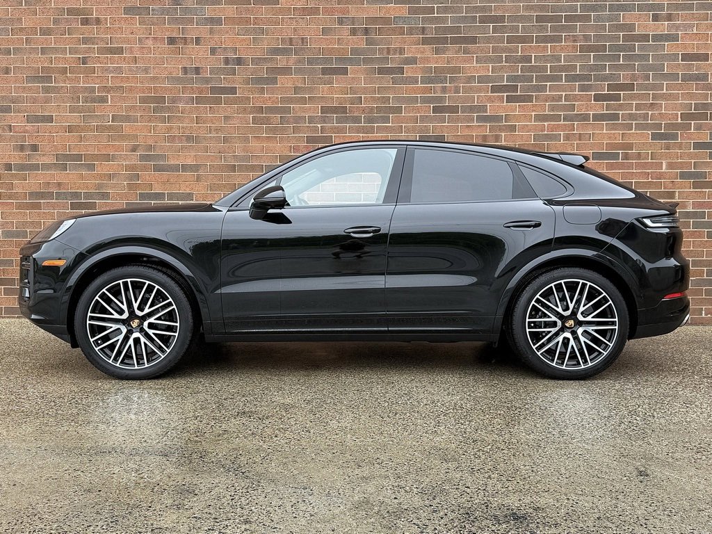 New 2024 Porsche Cayenne Turbo image 2