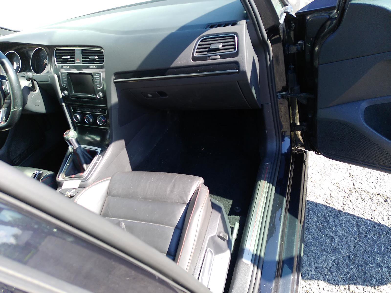Used 2015 Volkswagen Golf 4-Door FWD image 36
