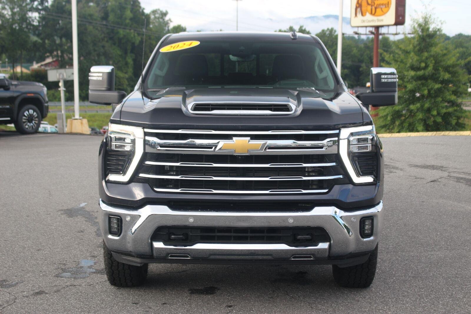 Used 2024 Chevrolet Silverado 2500 LTZ w/ LTZ Convenience Package AWD/4WD image 2