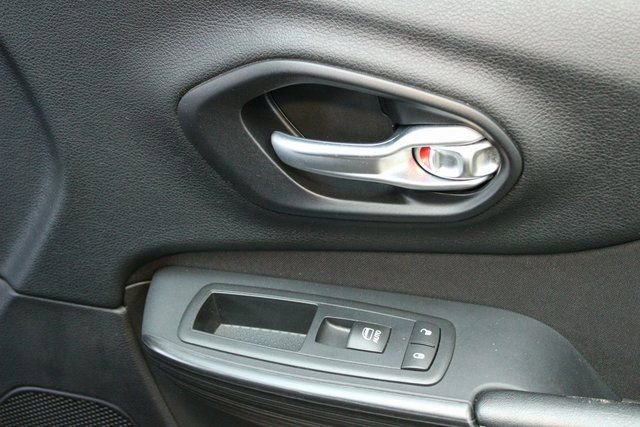 Used 2016 Jeep Cherokee Latitude w/ Cold Weather Group FWD image 9