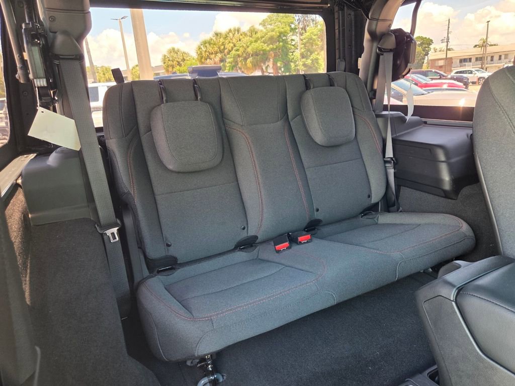 Used 2024 Jeep Wrangler Rubicon AWD/4WD image 17