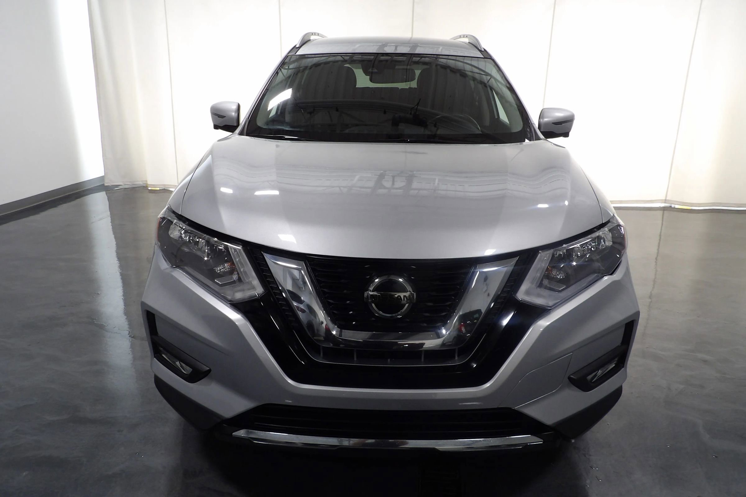 Used 2018 Nissan Rogue SL image 2