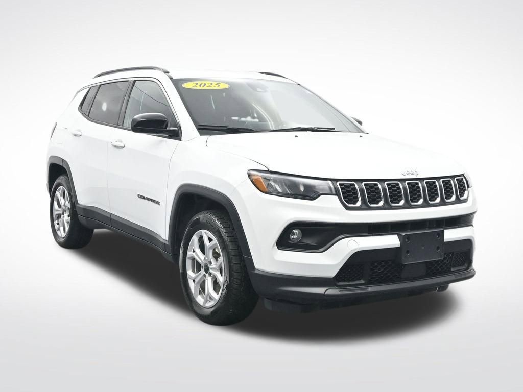 Used 2025 Jeep Compass Latitude image 3