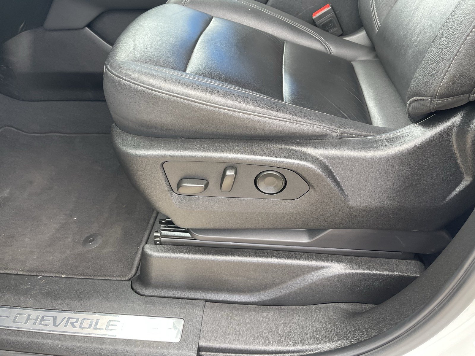 Used 2025 Chevrolet Suburban Z71 AWD/4WD image 18
