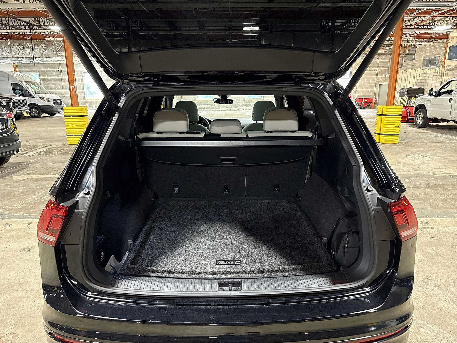 Used 2022 Volkswagen Tiguan SE R-Line AWD/4WD image 11
