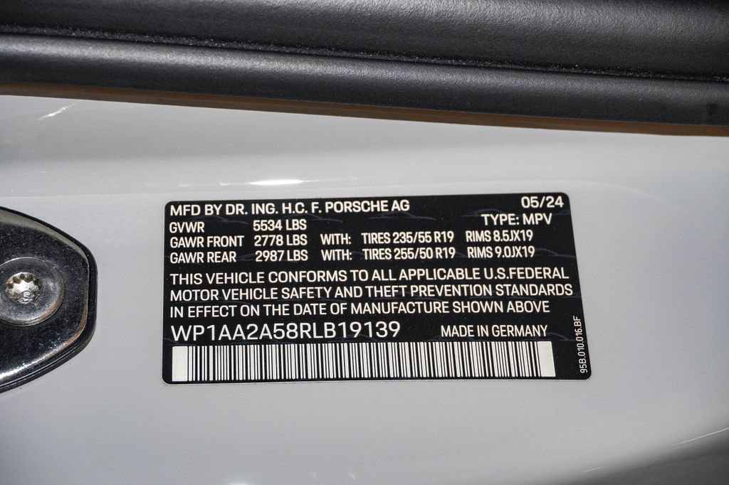 Certified 2024 Porsche Macan AWD/4WD image 30