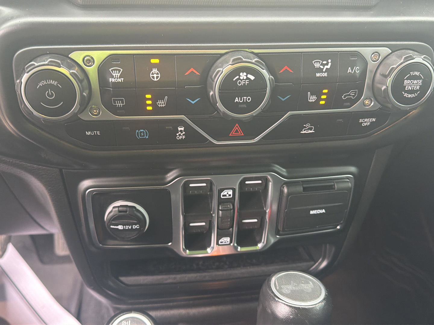 Used 2023 Jeep Wrangler Unlimited Sahara w/ Cold Weather Group AWD/4WD image 33